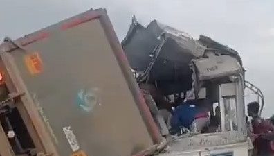 Hindistan’ın Telangana eyaletinde bir otobüs ile çakıl yüklü kamyonun çarpışması