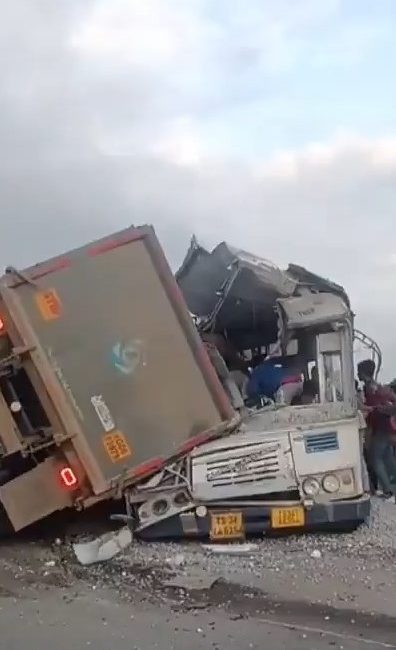 Hindistan’ın Telangana eyaletinde bir otobüs ile çakıl yüklü kamyonun çarpışması