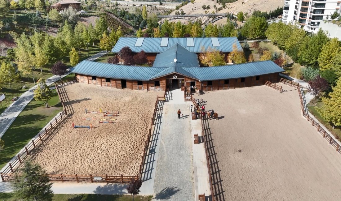 Ankara’nın Altındağ ilçesinde yer alan Altındağ Binicilik Kulübü, hippoterapi (at