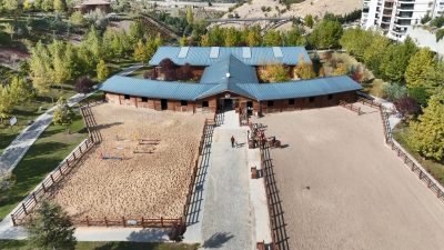 Ankara’nın Altındağ ilçesinde yer alan Altındağ Binicilik Kulübü, hippoterapi (at