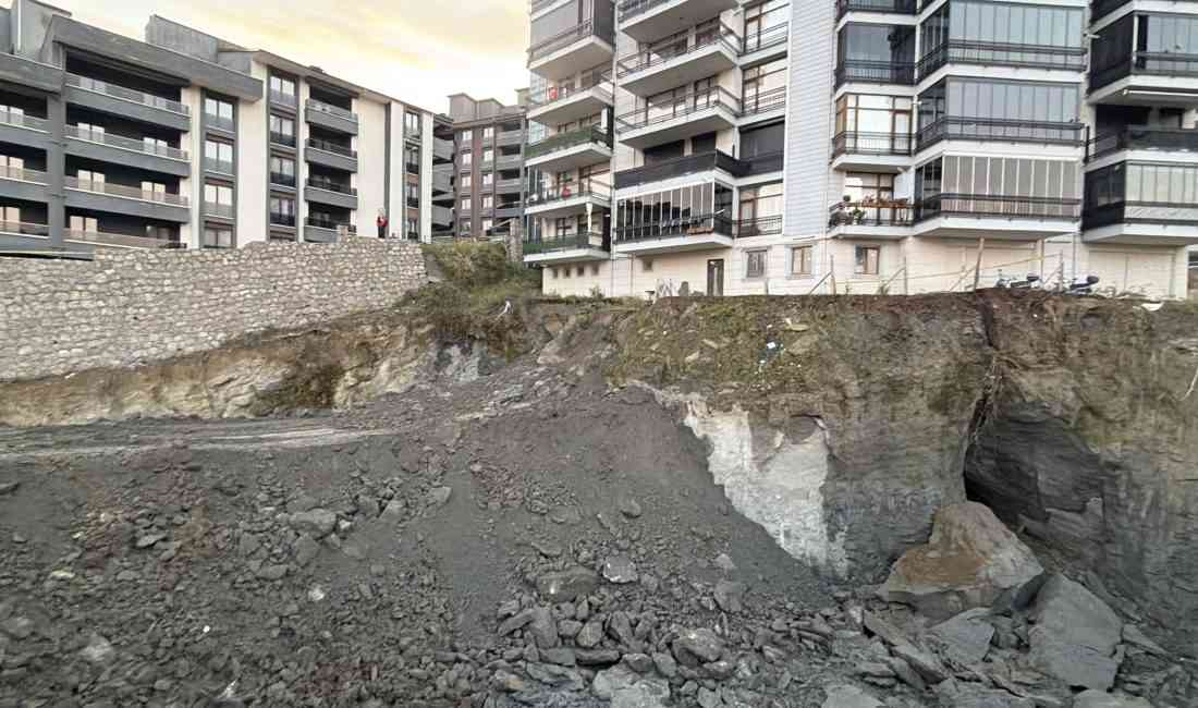 &nbsp; Toprak Kayması Apartmanı Tehdit Etti, 70 Kişi Güvenli Bölgeye