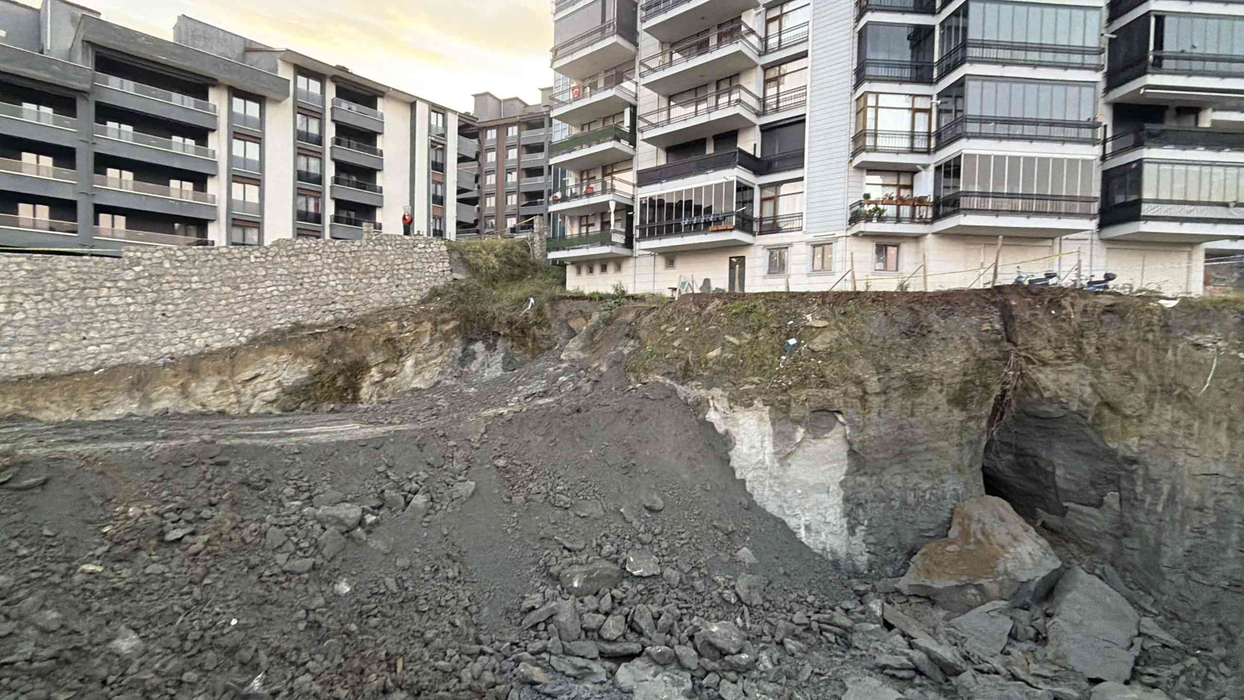 &nbsp; Toprak Kayması Apartmanı Tehdit Etti, 70 Kişi Güvenli Bölgeye