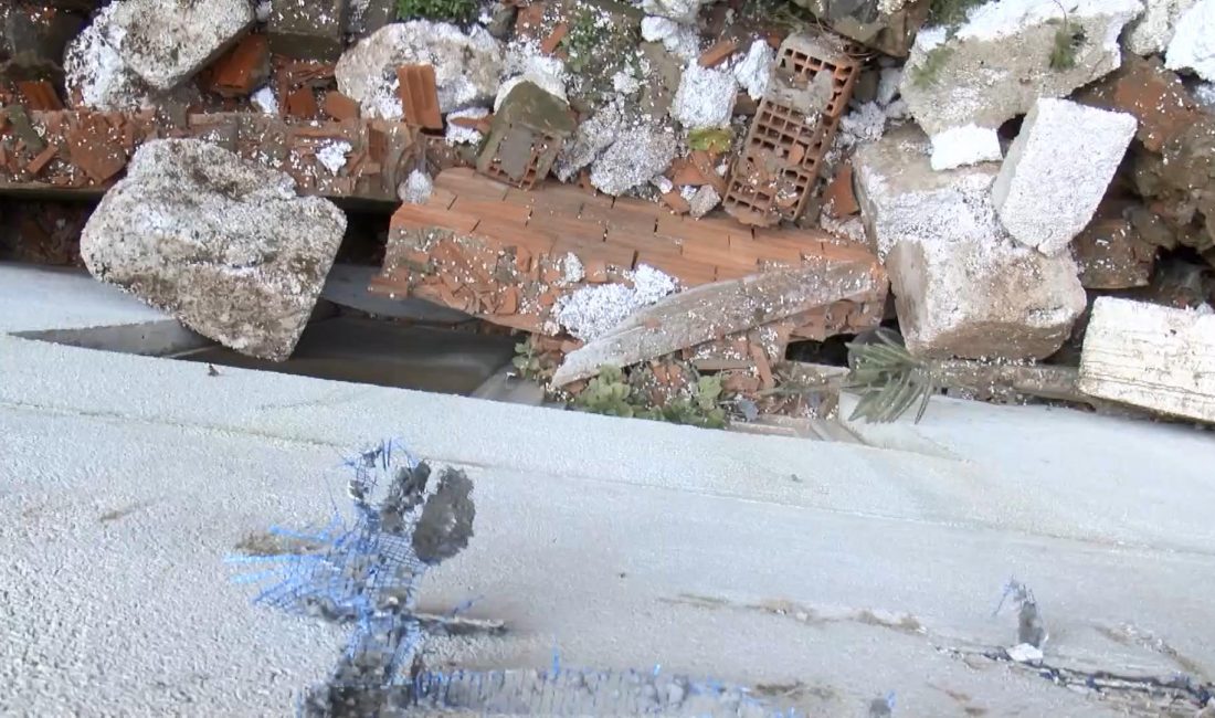   İstanbul’un Arnavutköy ilçesinde bir binanın istinat duvarı, bitişiğinde bulunan