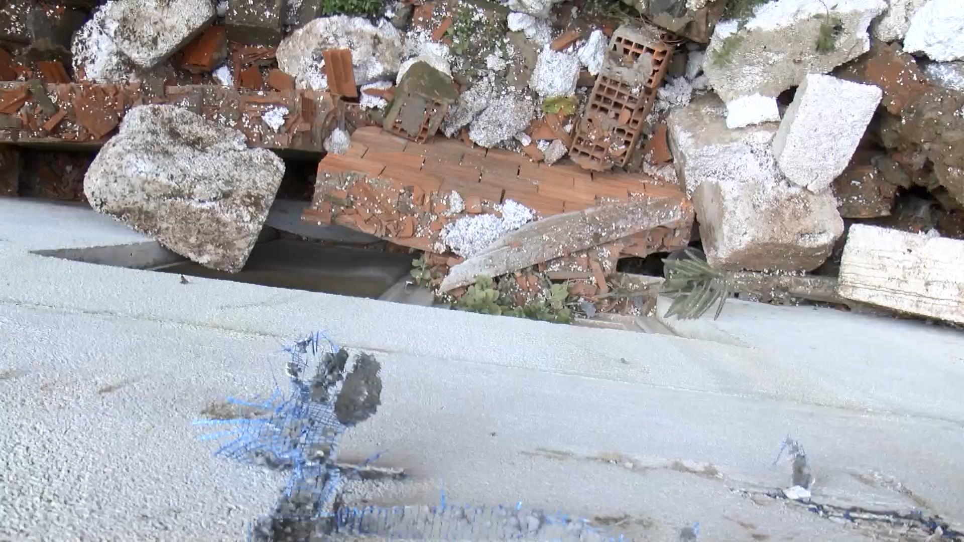   İstanbul’un Arnavutköy ilçesinde bir binanın istinat duvarı, bitişiğinde bulunan