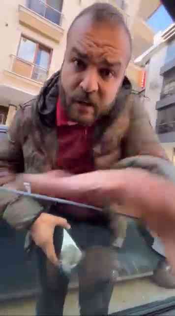 Avcılar’da, bir otomobil sürücüsünün ters yönden gelmesi üzerine uyarıda bulunan