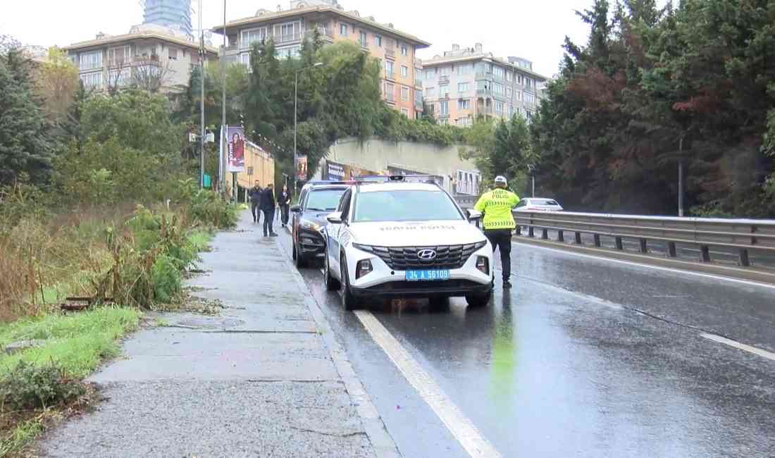 &nbsp; Sürücü İtfaiye Ekipleri Tarafından Kurtarıldı Beşiktaş’ta, yağmur nedeniyle kayganlaşan