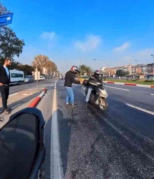 &nbsp; İstanbul Fatih’te, yola dökülen yağ nedeniyle kayganlaşan zeminde ilerleyen