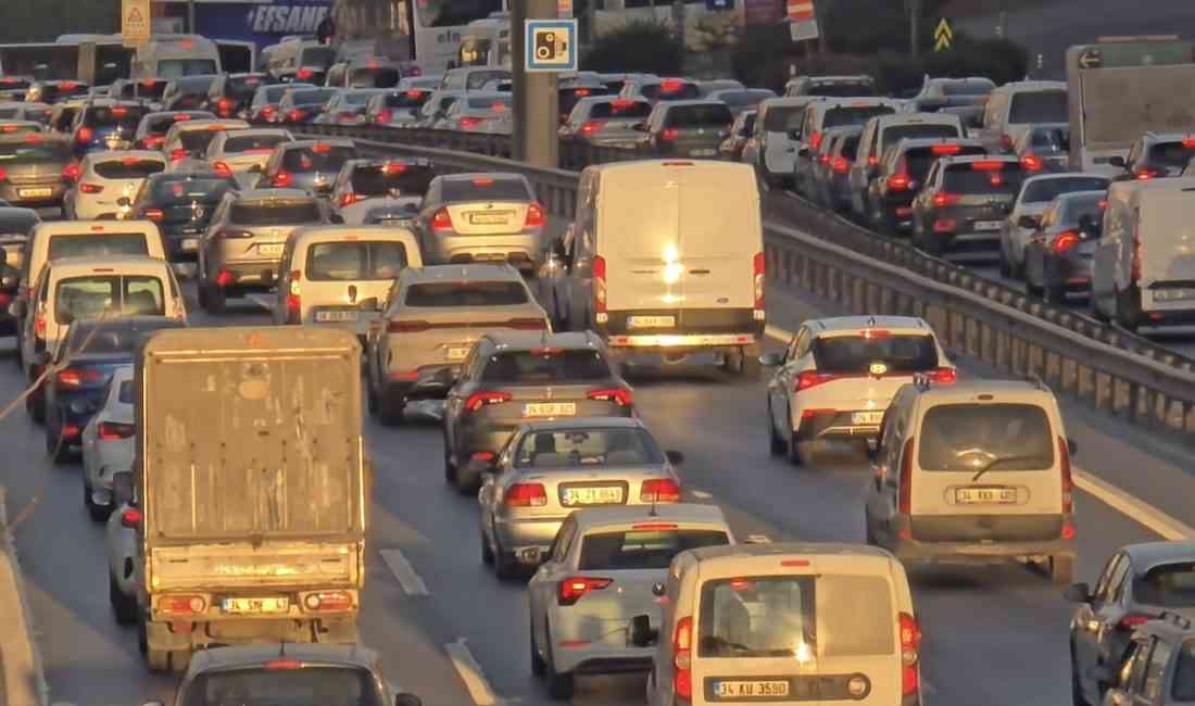 &nbsp; Okulların Açılmasıyla Trafik Yükü Arttı İstanbul’da okullarda ara tatilin