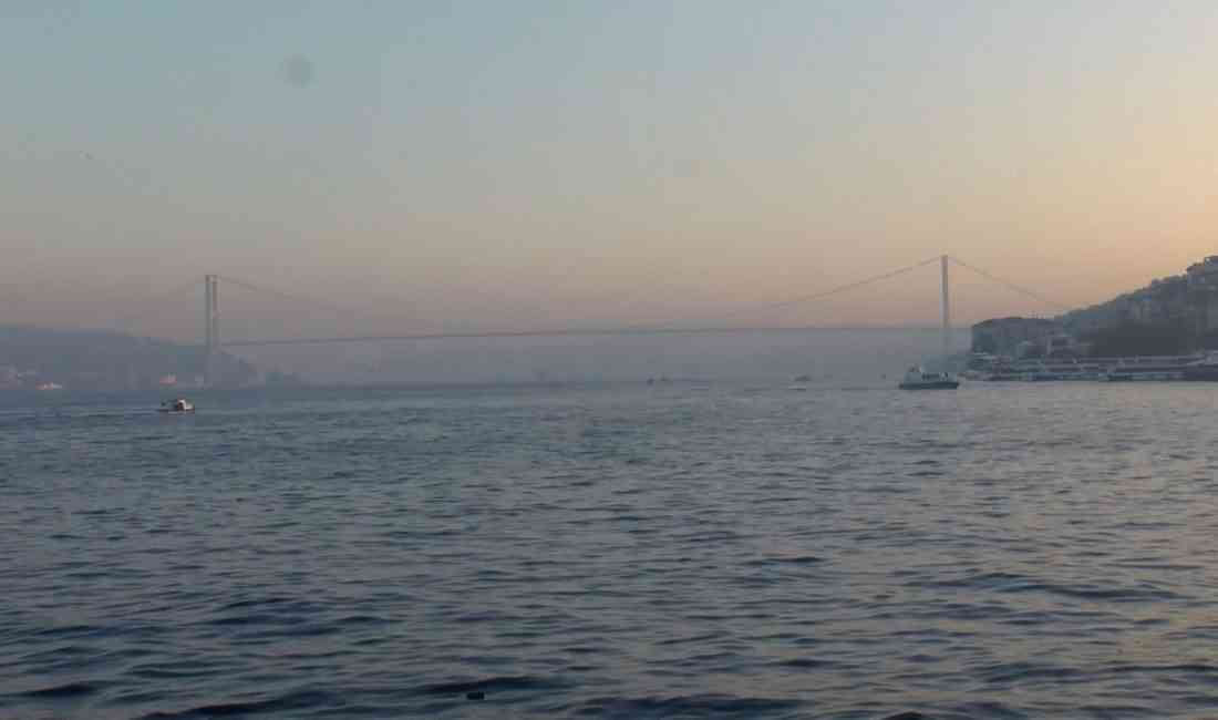 &nbsp; İstanbul’da sabah saatlerinde etkili olan sis, özellikle Boğaz çevresi