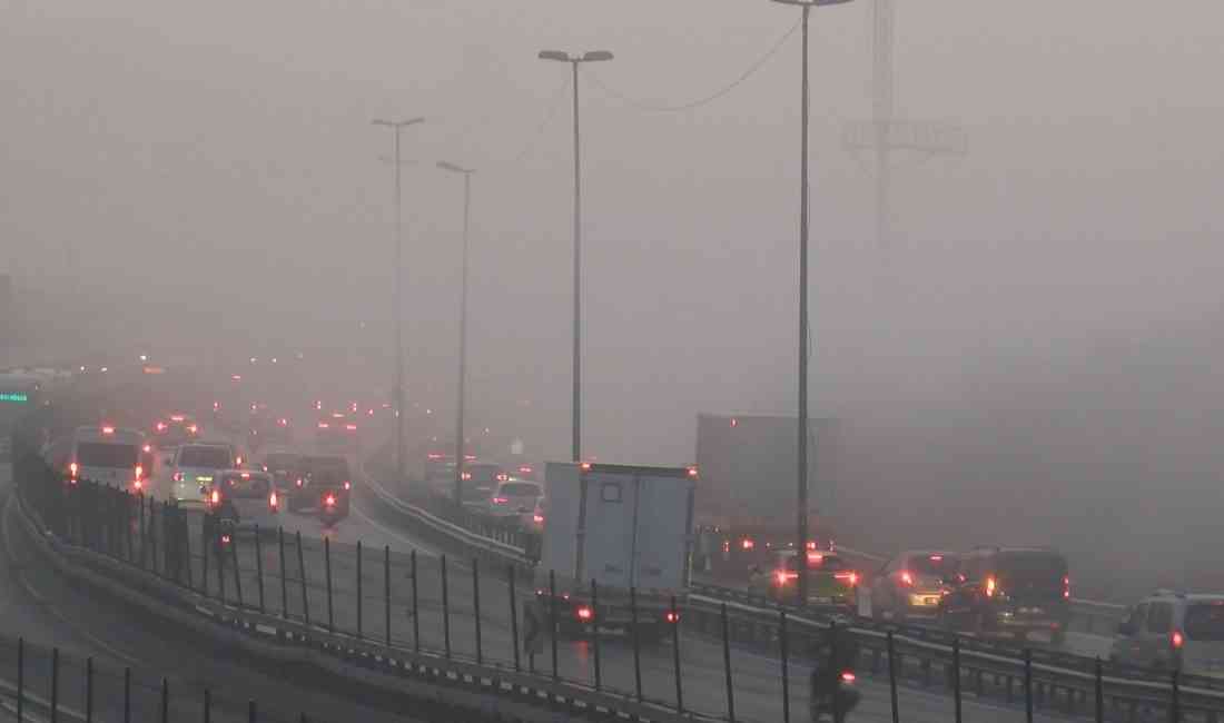 İstanbul’un bazı bölgelerinde sabah saatlerinde etkili olan sis, sürücülere zor