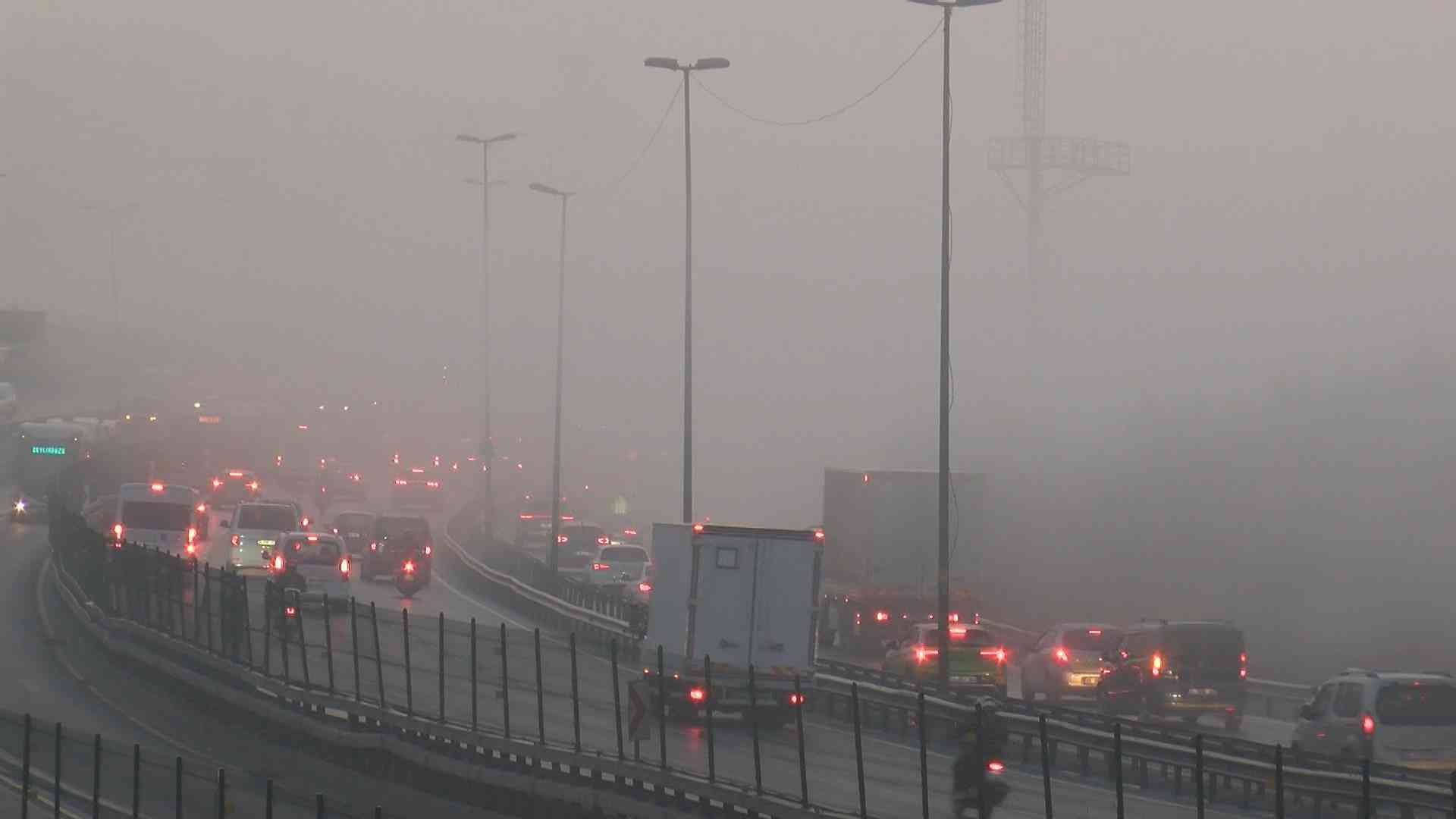 İstanbul’un bazı bölgelerinde sabah saatlerinde etkili olan sis, sürücülere zor