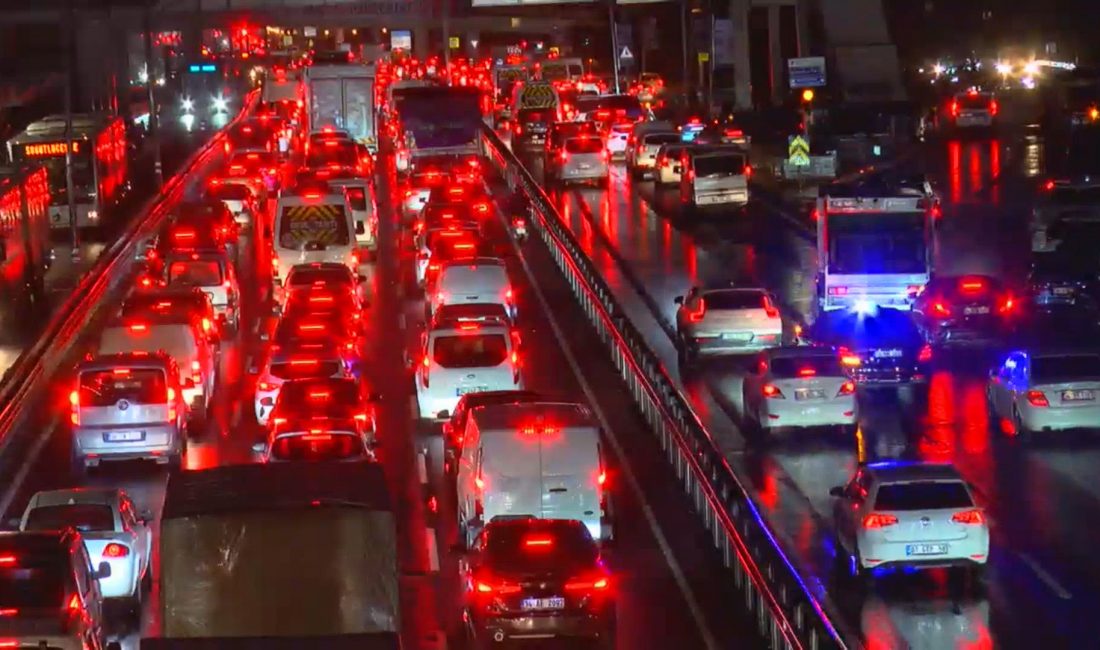 İstanbul’da akşam saatlerinde etkisini artıran yağış, kent genelinde trafiği olumsuz