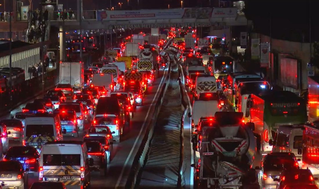 İstanbul’da akşam saatlerinde yoğun trafik etkili oldu. İstanbul Büyükşehir Belediyesi