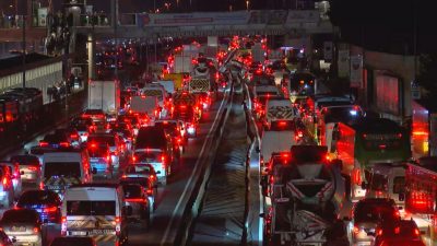 İstanbul’da akşam saatlerinde yoğun trafik etkili oldu. İstanbul Büyükşehir Belediyesi