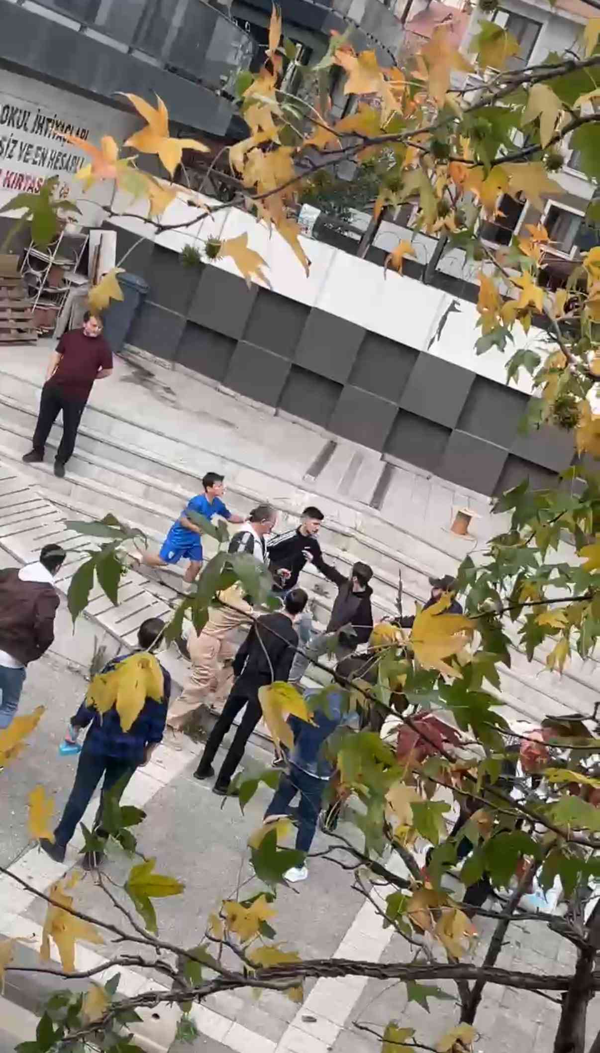 15 yaşındaki E.N.’yi rahatsız eden kişilere müdahale eden ağabeyi bıçakla