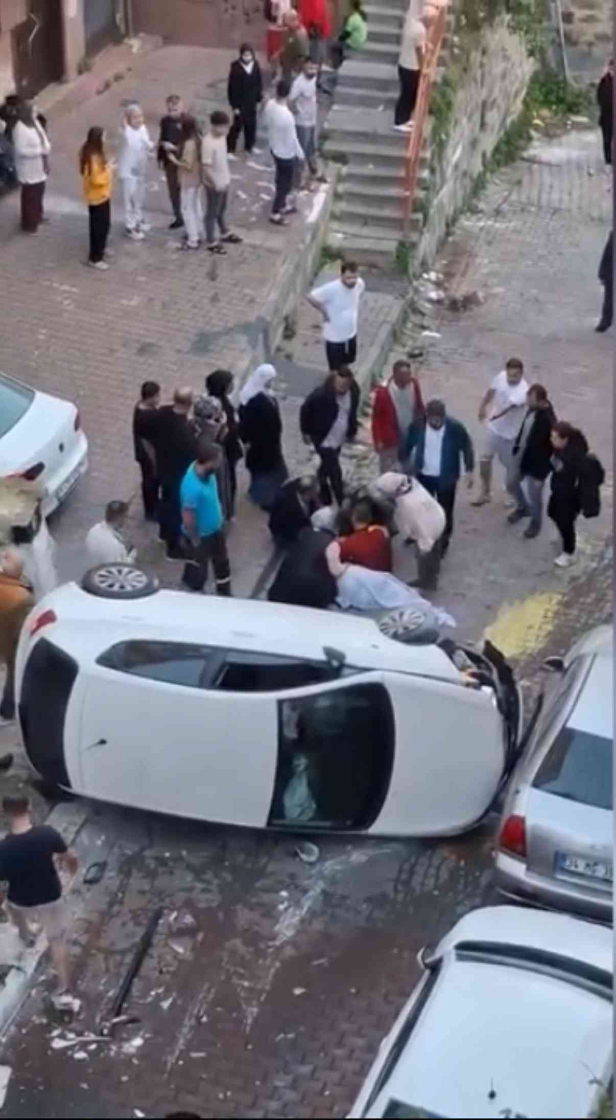 &nbsp; Otomobil Freni Tutmadı, Sokak Savaş Alanına Döndü Kağıthane’de, çocuklarını