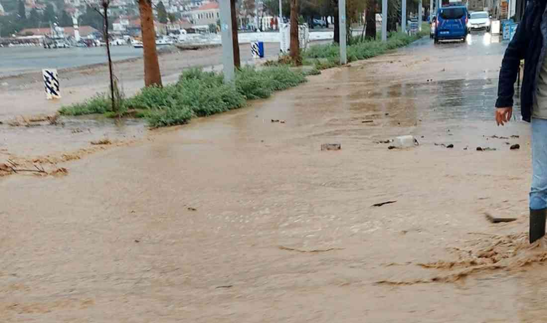 &nbsp; İzmir’in Foça ilçesinde sabah saatlerinde etkili olmaya başlayan sağanak