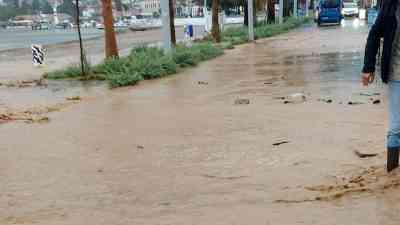 &nbsp; İzmir’in Foça ilçesinde sabah saatlerinde etkili olmaya başlayan sağanak