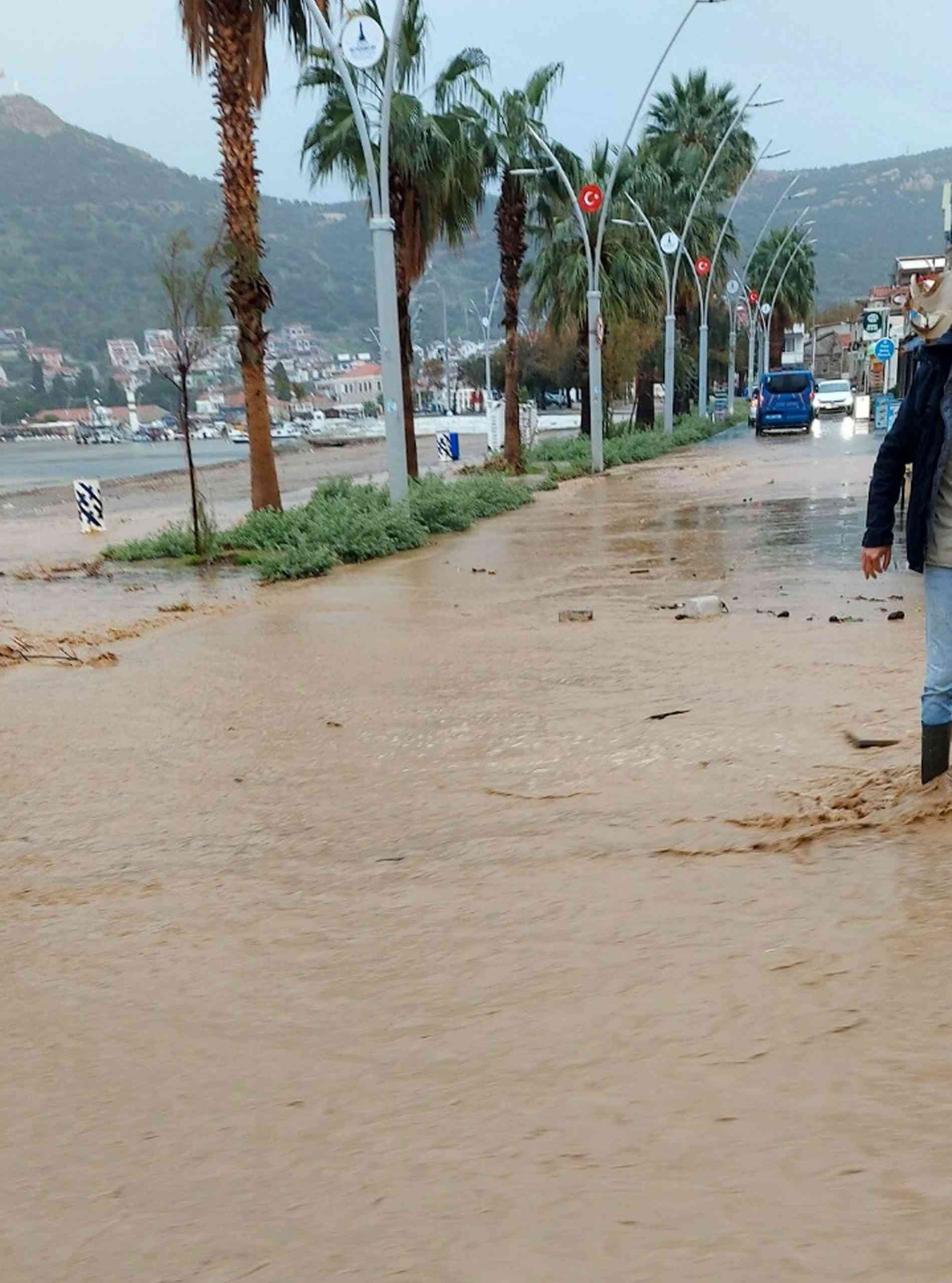 &nbsp; İzmir’in Foça ilçesinde sabah saatlerinde etkili olmaya başlayan sağanak