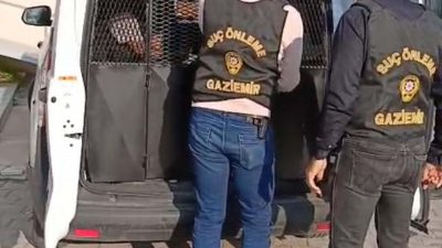 İzmir’in Gaziemir ilçesinde polis ekiplerinin kontrol noktasında durdurduğu hafif ticari