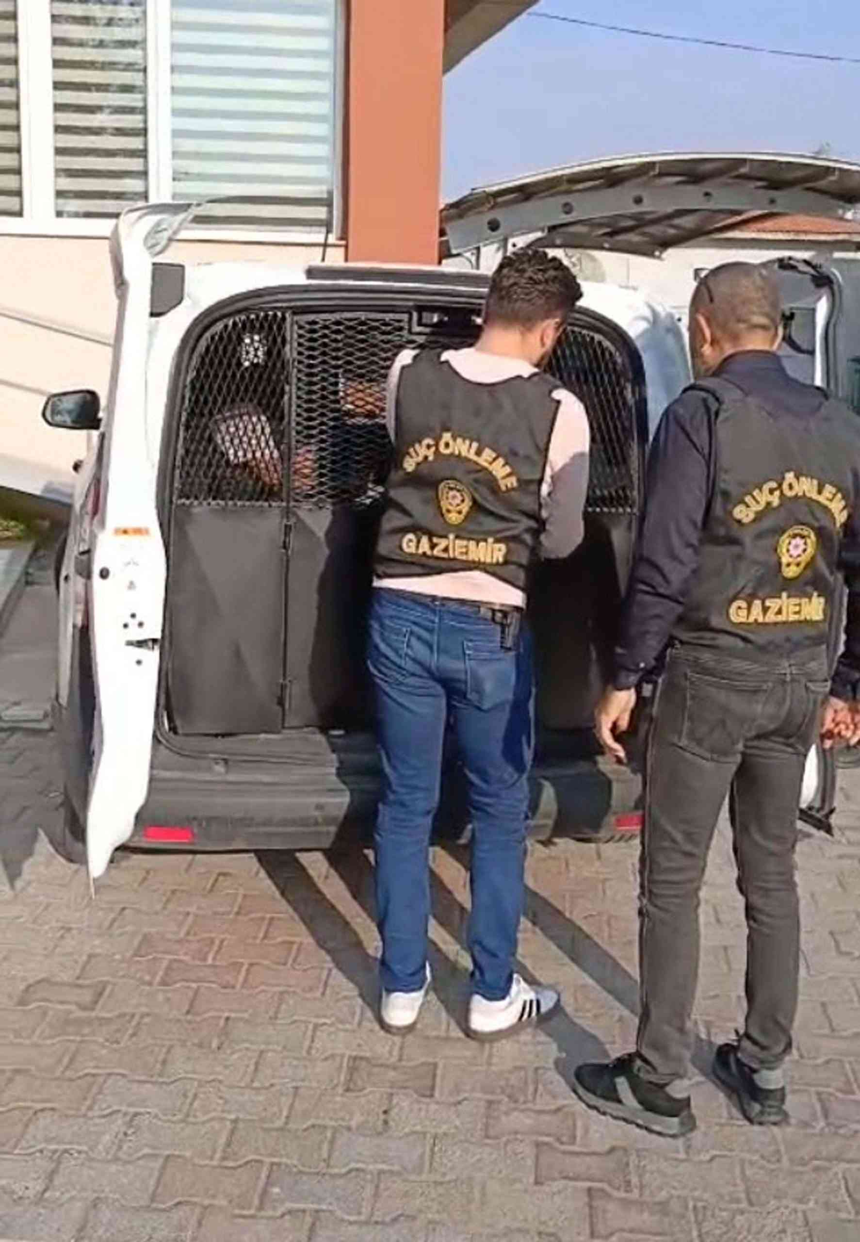 İzmir’in Gaziemir ilçesinde polis ekiplerinin kontrol noktasında durdurduğu hafif ticari