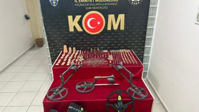 İzmir’in Kemalpaşa ilçesinde tarihi eser kaçakçılığına yönelik düzenlenen operasyonda, Helenistik,