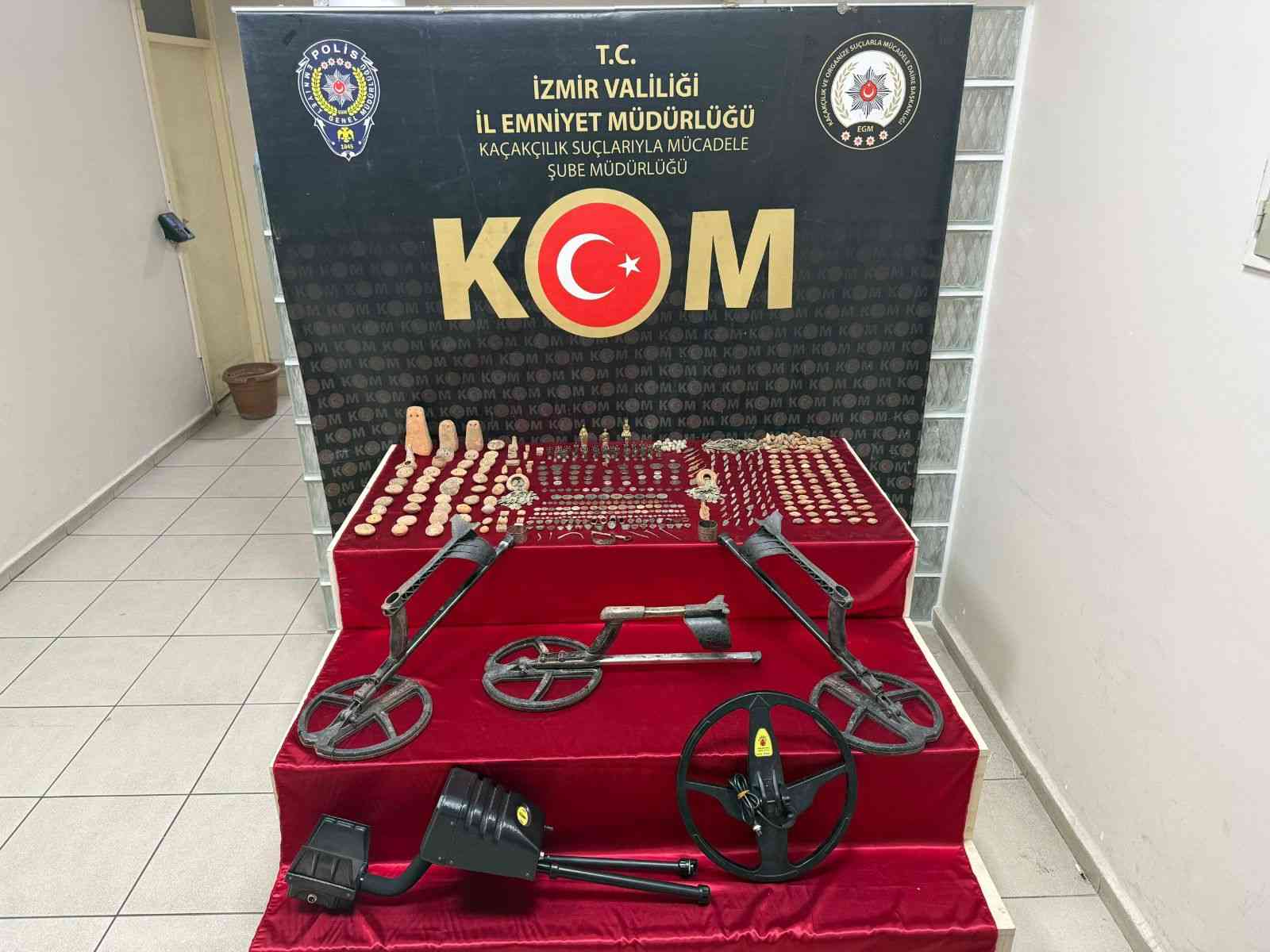 İzmir’in Kemalpaşa ilçesinde tarihi eser kaçakçılığına yönelik düzenlenen operasyonda, Helenistik,