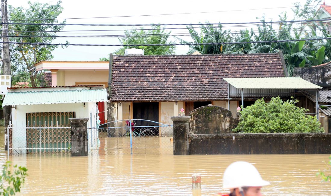  Vietnam’da etkili olan Kalmaegi Tayfunu, ülkenin orta kesimlerinde can