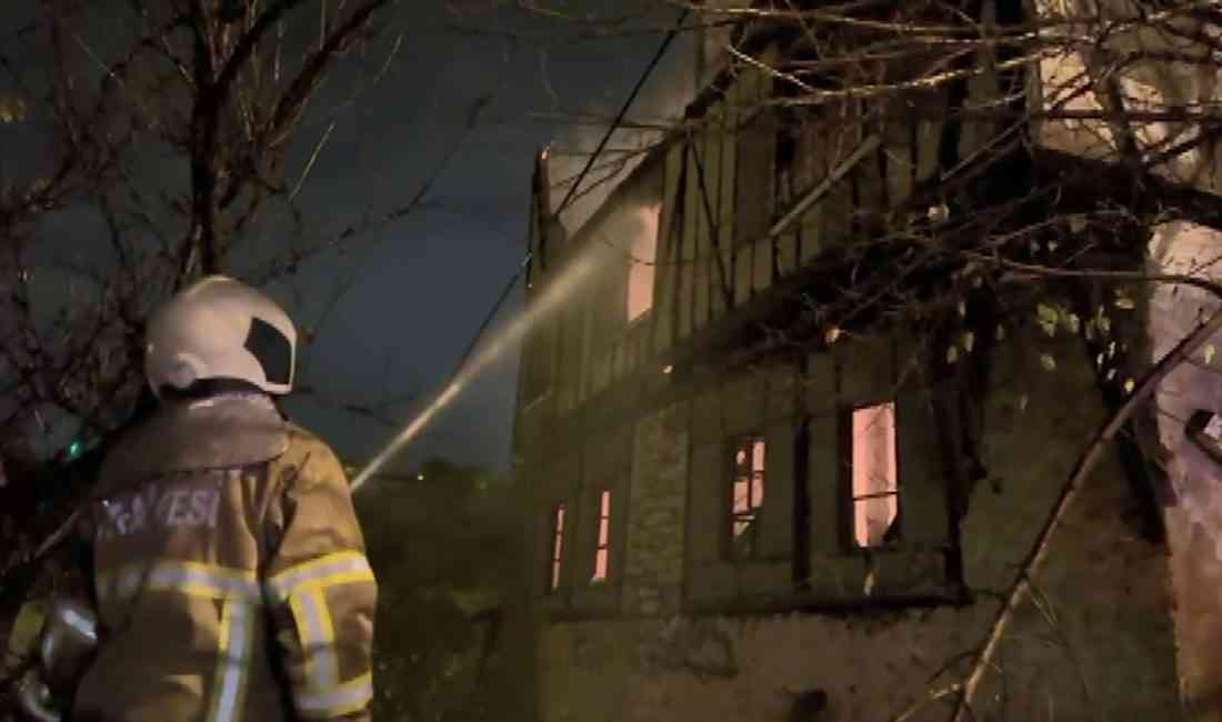 &nbsp; Yangın 2 Saatte Kontrol Altına Alındı, Konak Tahrip Oldu