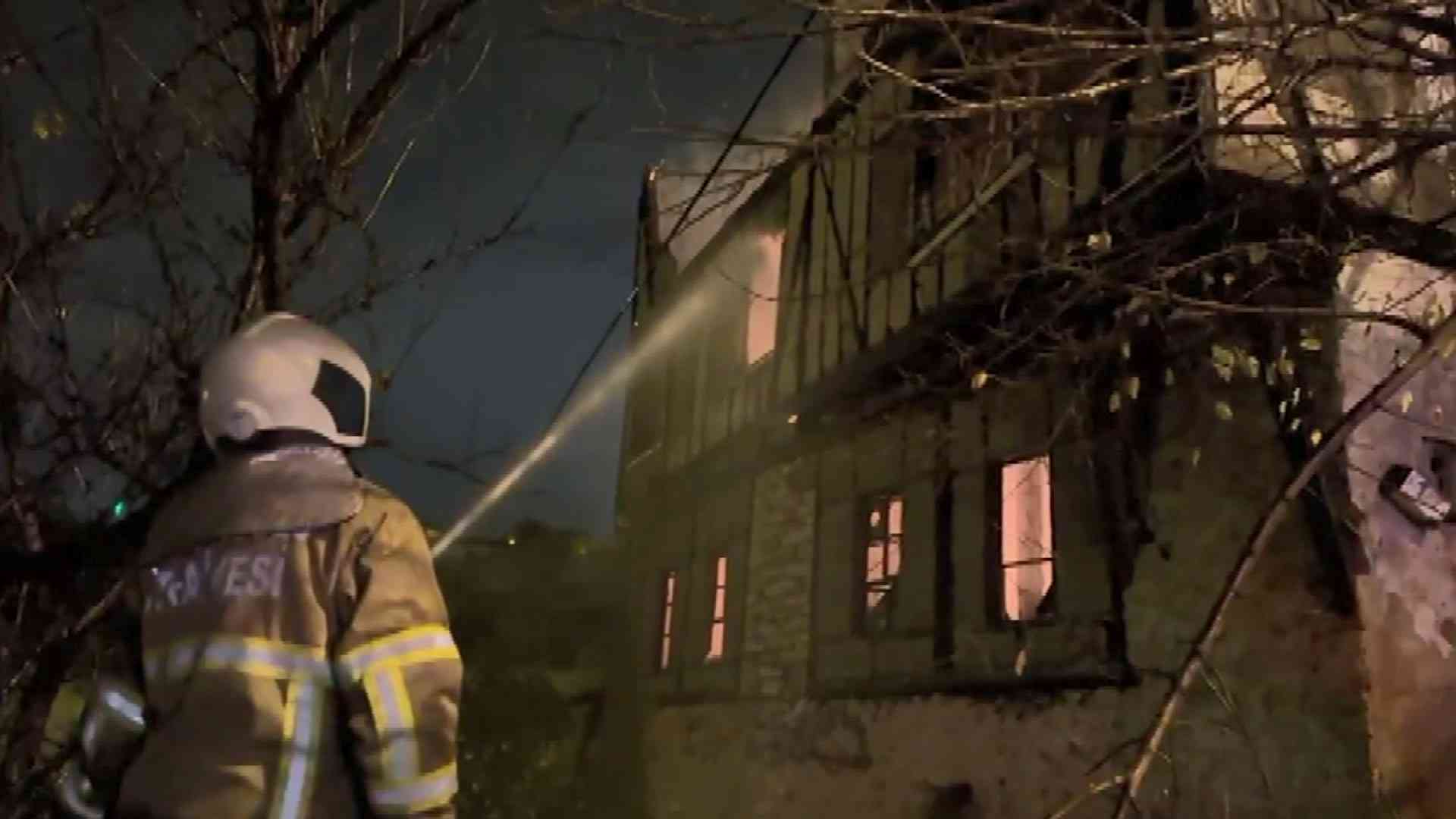 &nbsp; Yangın 2 Saatte Kontrol Altına Alındı, Konak Tahrip Oldu