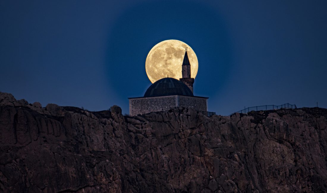 Kasım Dolunayı, diğer adıyla Süper Ay ya da Kunduz Ayı,