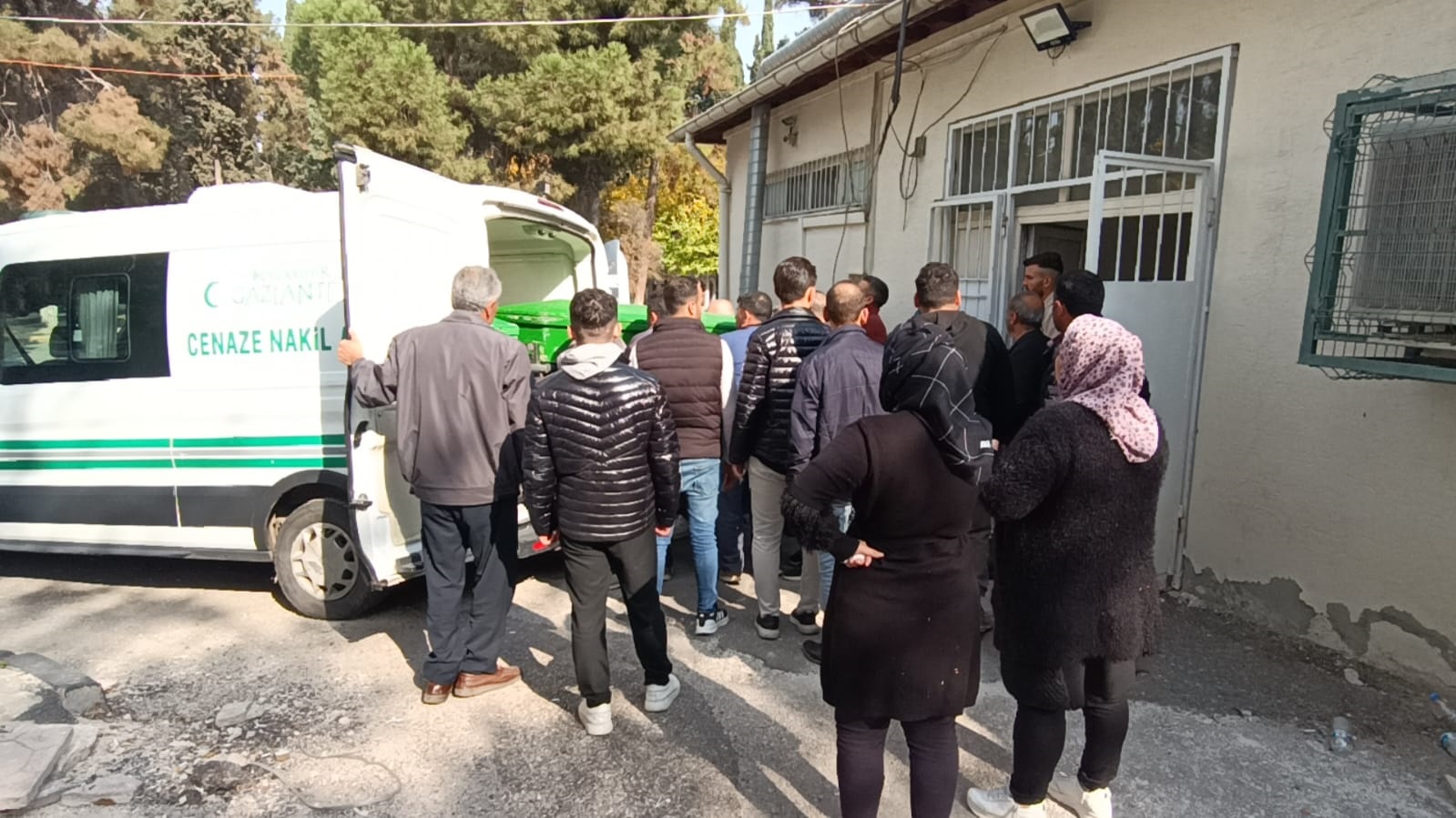   Gaziantep’te kamyona arkadan çarpan otomobilde bulunan 3 kişi yaşamını