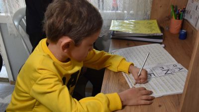   Ahmet Özdemir, evde eğitim alarak akranlarından geri kalmadan eğitimine