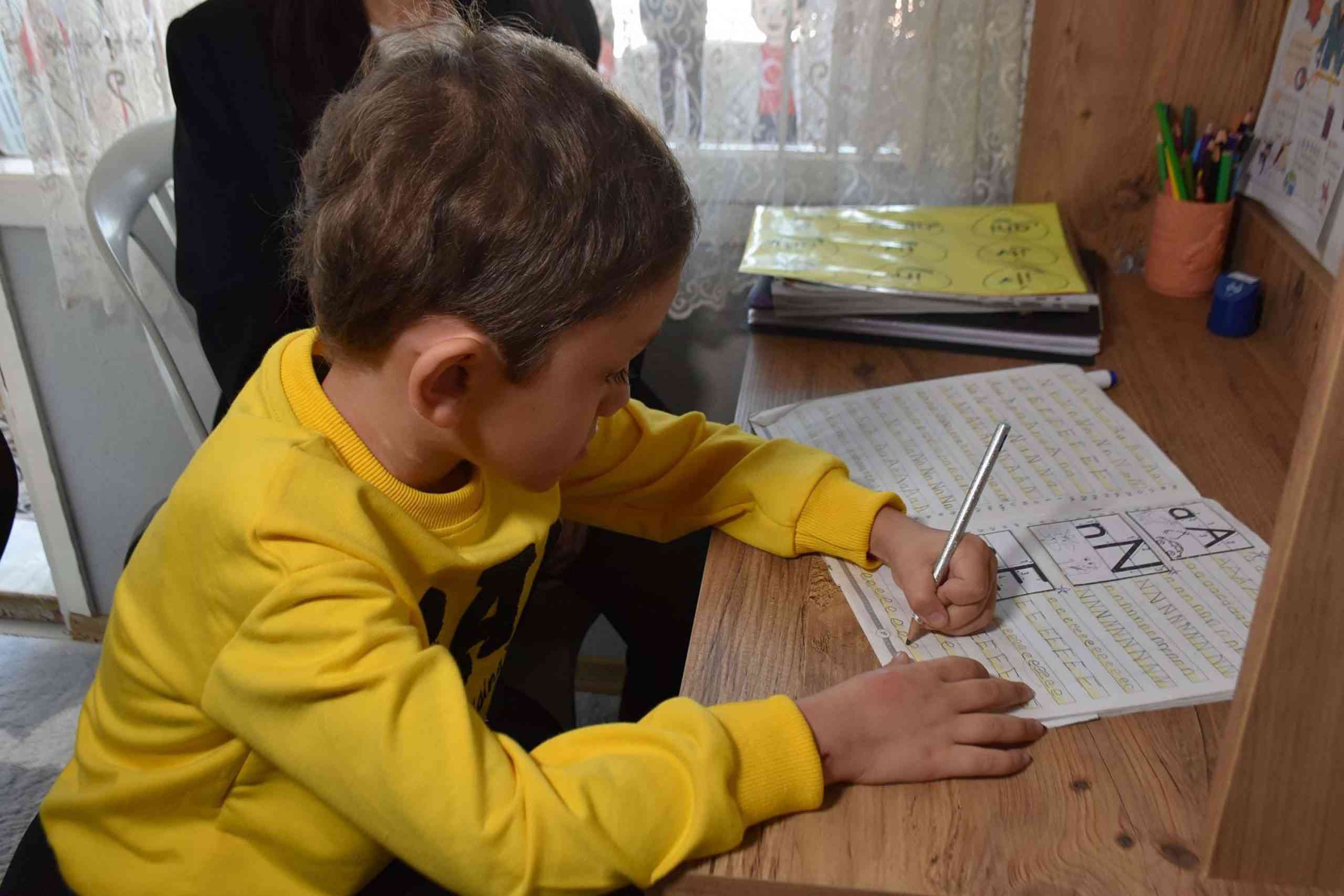 &nbsp; Ahmet Özdemir, evde eğitim alarak akranlarından geri kalmadan eğitimine