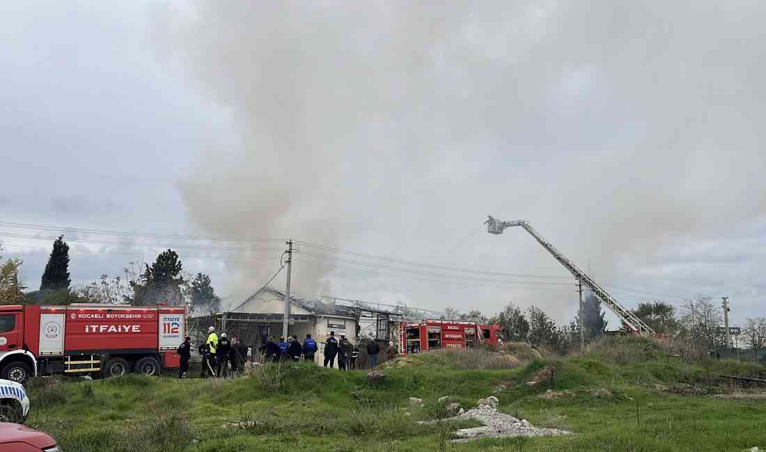&nbsp; Şekerpınar Mahallesi’nde İş Yeri Alevlere Teslim Oldu Kocaeli’nin Çayırova