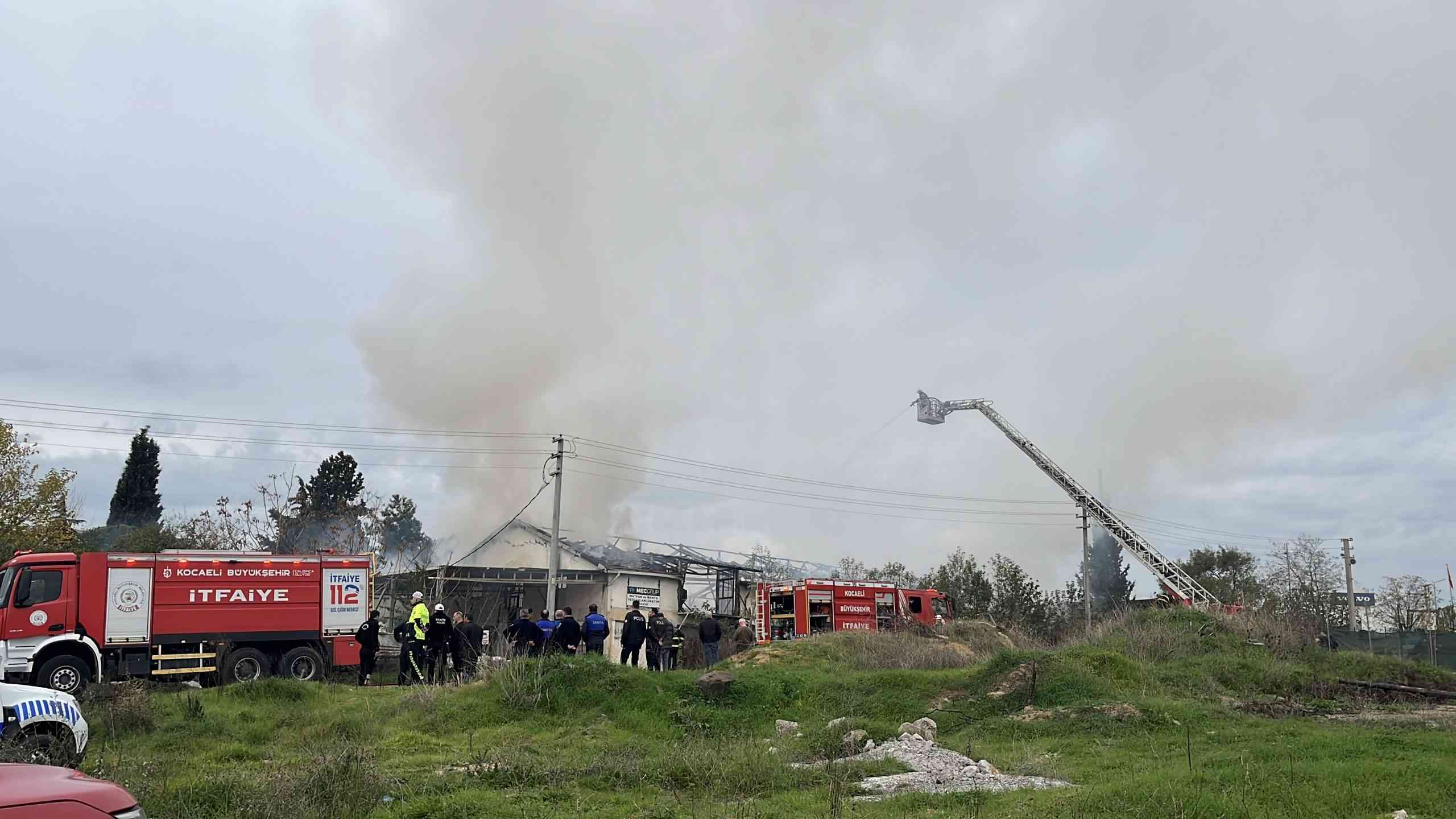 &nbsp; Şekerpınar Mahallesi’nde İş Yeri Alevlere Teslim Oldu Kocaeli’nin Çayırova