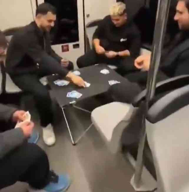 &nbsp; Metroda Kamp Masası Kurup Kağıt Oynadılar Bursa’da dört kişilik