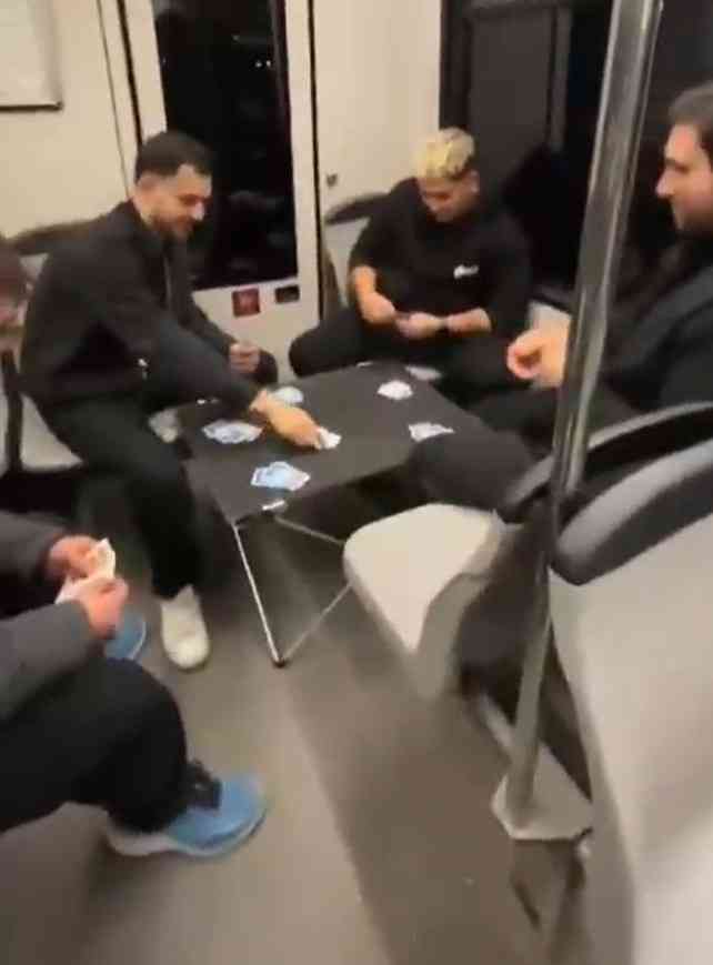 &nbsp; Metroda Kamp Masası Kurup Kağıt Oynadılar Bursa’da dört kişilik