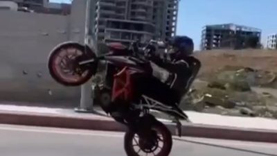   Hatay’ın İskenderun ilçesinde motosikletiyle trafiği tehlikeye atan ve bu