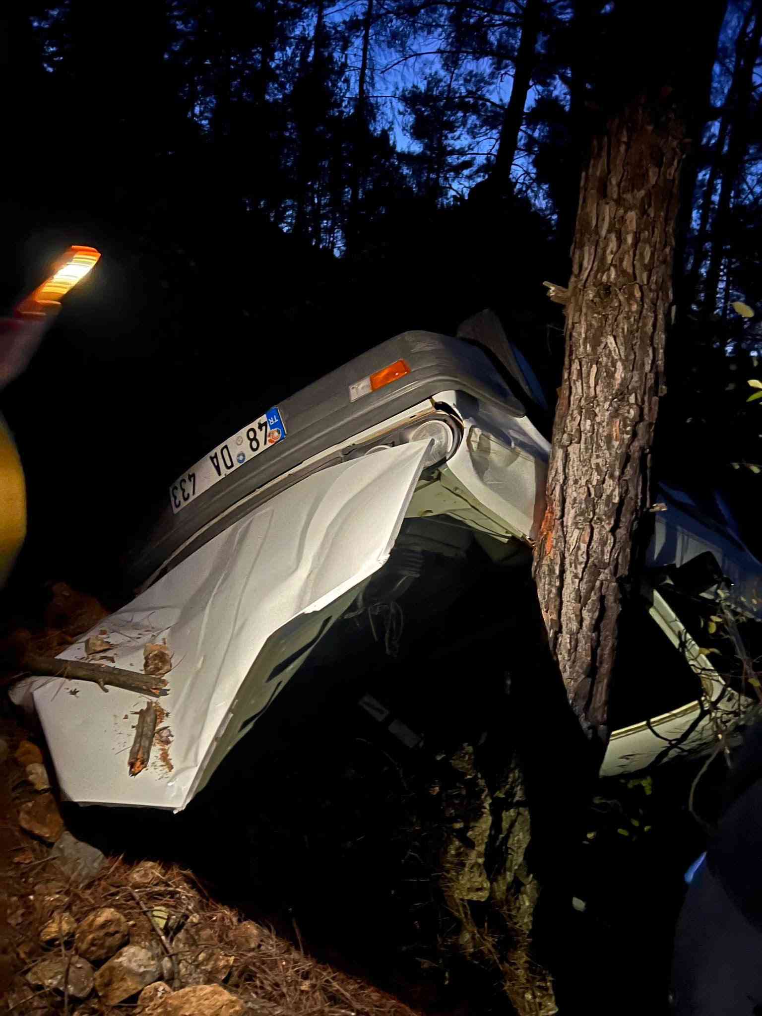 &nbsp; Muğla’nın Menteşe ilçesinde meydana gelen kazada, uçuruma yuvarlanan otomobilde