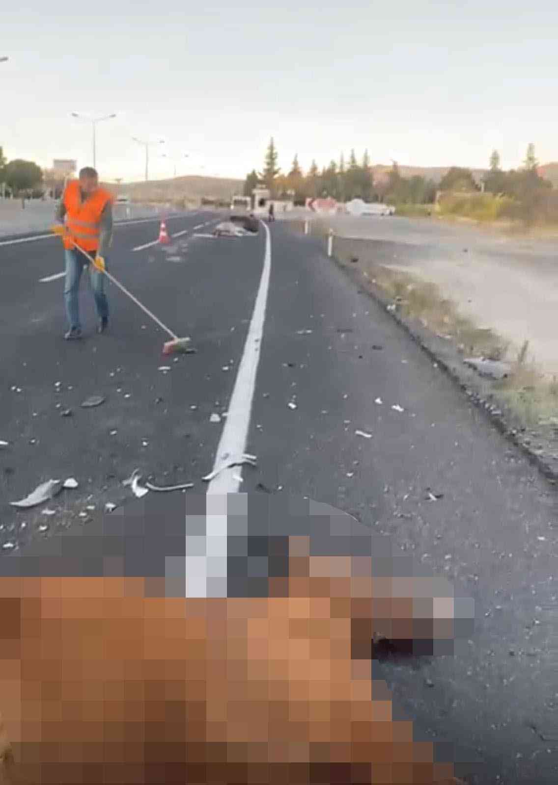 &nbsp; Nevşehir’in Ürgüp ilçesinde karayoluna çıkan başıboş iki ata otomobil