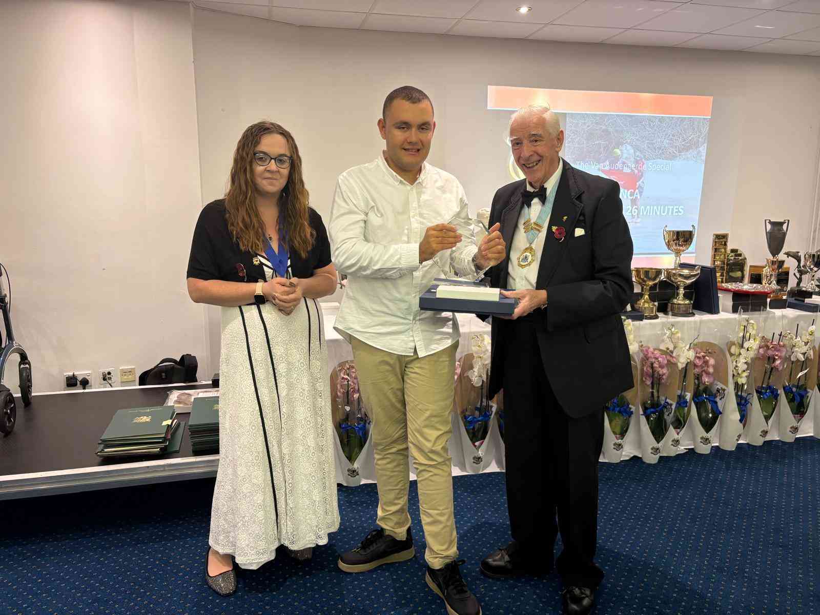 &nbsp; İzmirli 22 yaşındaki otizmli yüzücü Tuna Tunca, Manş Denizi‘ni