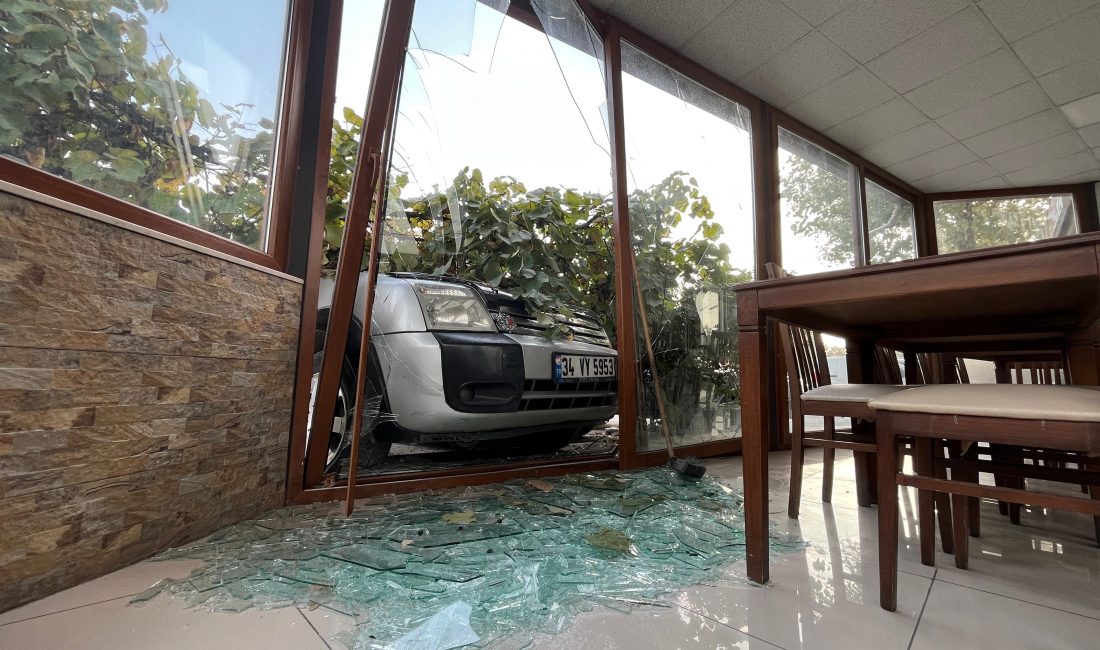   Kocaeli’nin İzmit ilçesinde sürücüsünün kontrolünden çıkan otomobil, yol kenarında