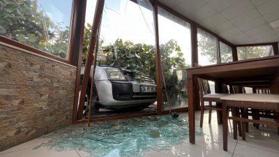   Kocaeli’nin İzmit ilçesinde sürücüsünün kontrolünden çıkan otomobil, yol kenarında