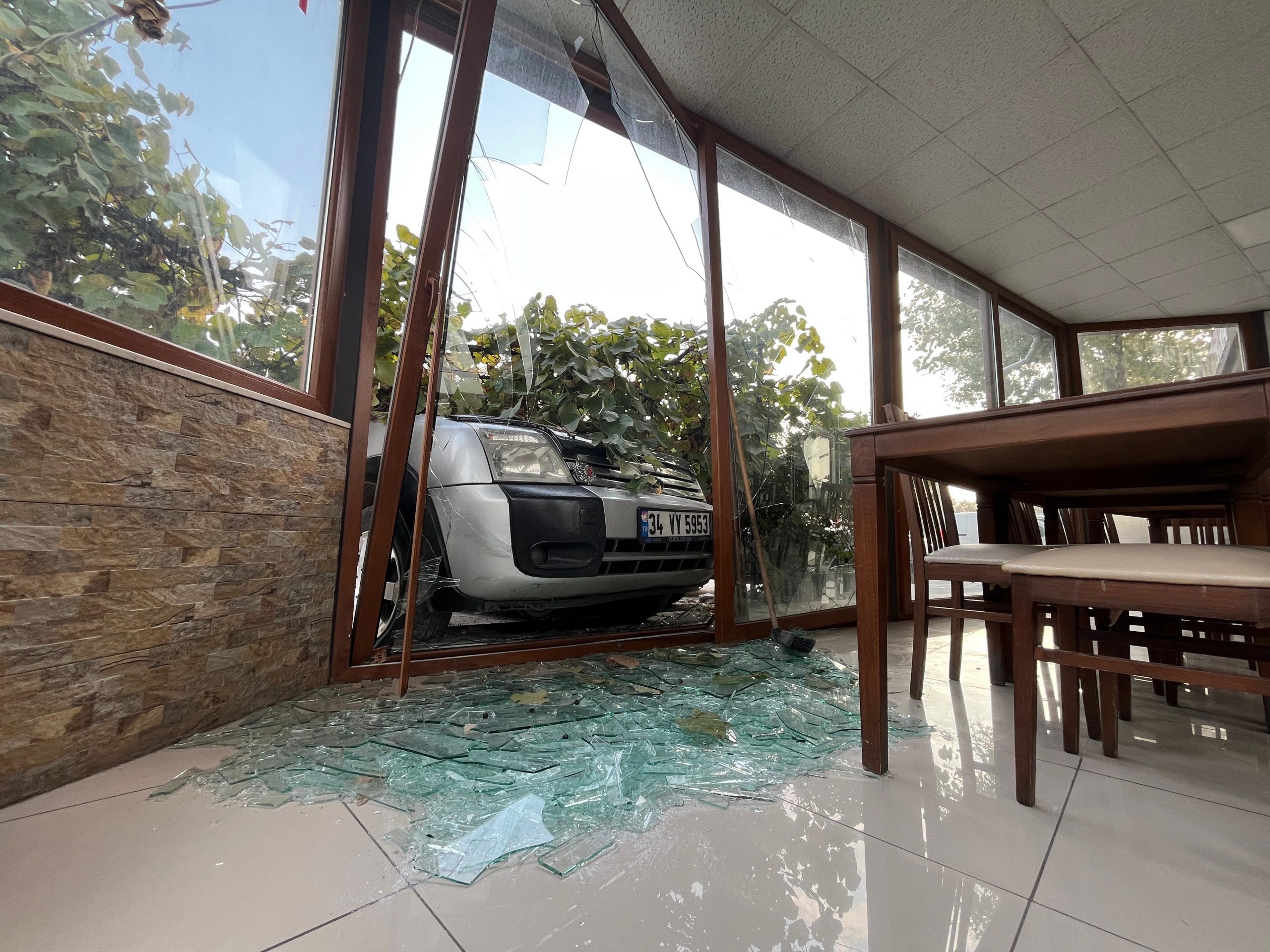   Kocaeli’nin İzmit ilçesinde sürücüsünün kontrolünden çıkan otomobil, yol kenarında