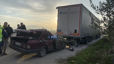   Park Halindeki TIR’a Çarpan Otomobilin Sürücüsü Öldü Manisa’nın Alaşehir