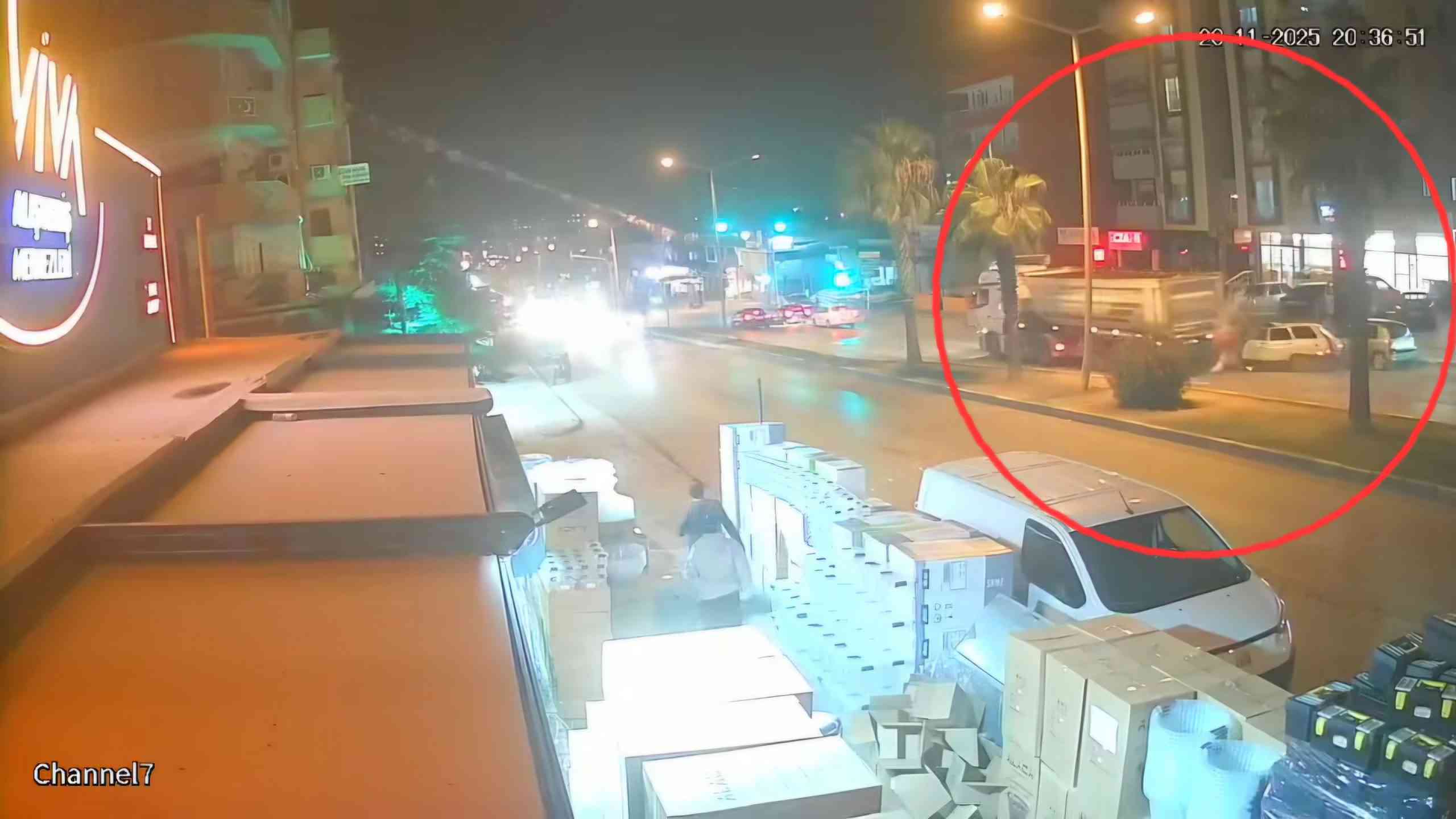 &nbsp; Kaza Anı Güvenlik Kamerasına Yansıdı, Sürücü Hastaneye Kaldırıldı Adana’nın