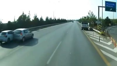   Sol Şeritte Duran Araca Çarptı Mersin’in Mezitli ilçesinde otoyolda