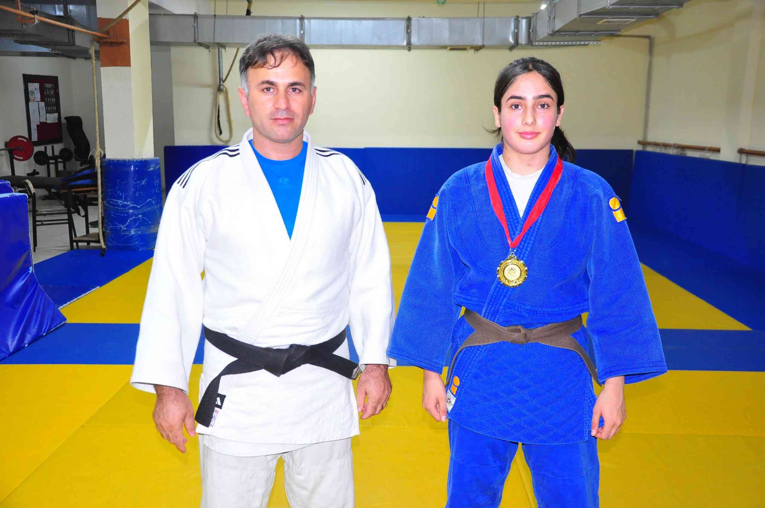 &nbsp; Kolundaki Kırığa Rağmen Pes Etmeyip, Şampiyonluk Yaşadı Manisa’nın Yunusemre