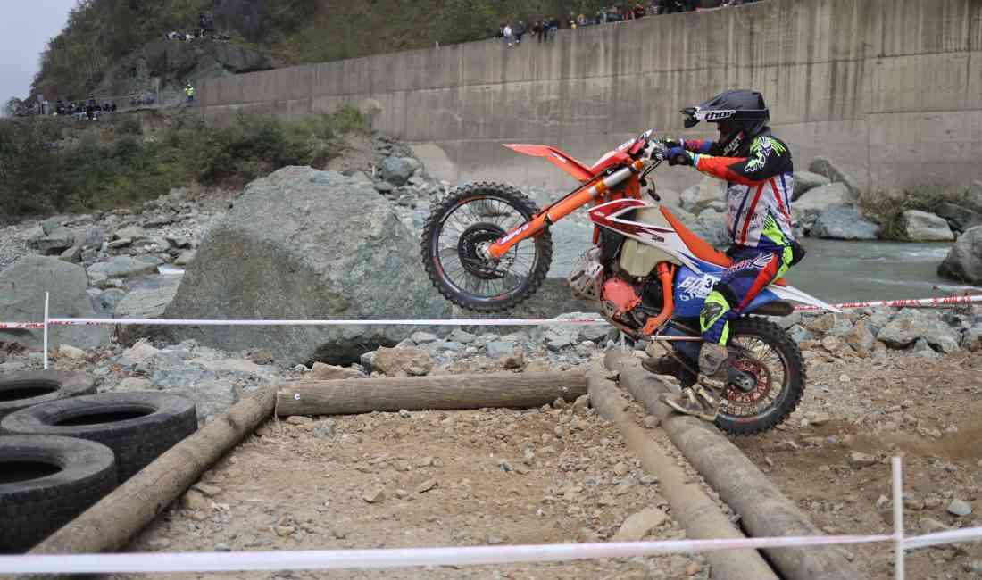 &nbsp; Rize’nin Çayeli ilçesinde yer alan Senoz Vadisi’ndeki eski taş